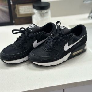 Nike Air Max 90. Black and white size 7.